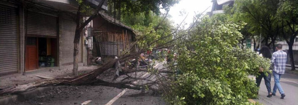 四川雅安地震現場 一片狼籍