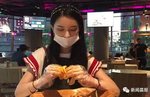 還有這種操作！上海餐廳推出代剝小龍蝦服務，你怎么看？