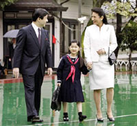 日本：愛(ài)子公主首日入學(xué) 笑臉盈盈